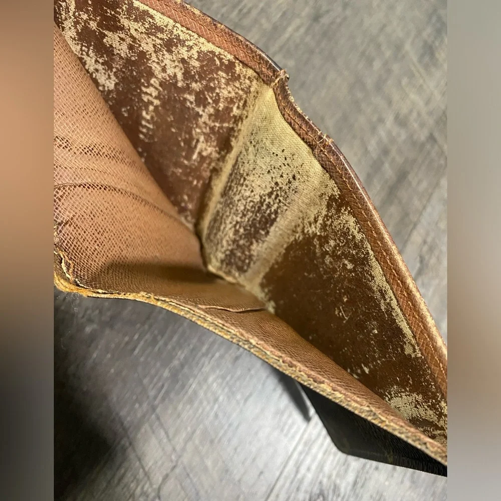 LOUIS VUITTON Mens Bi-Fold Wallet